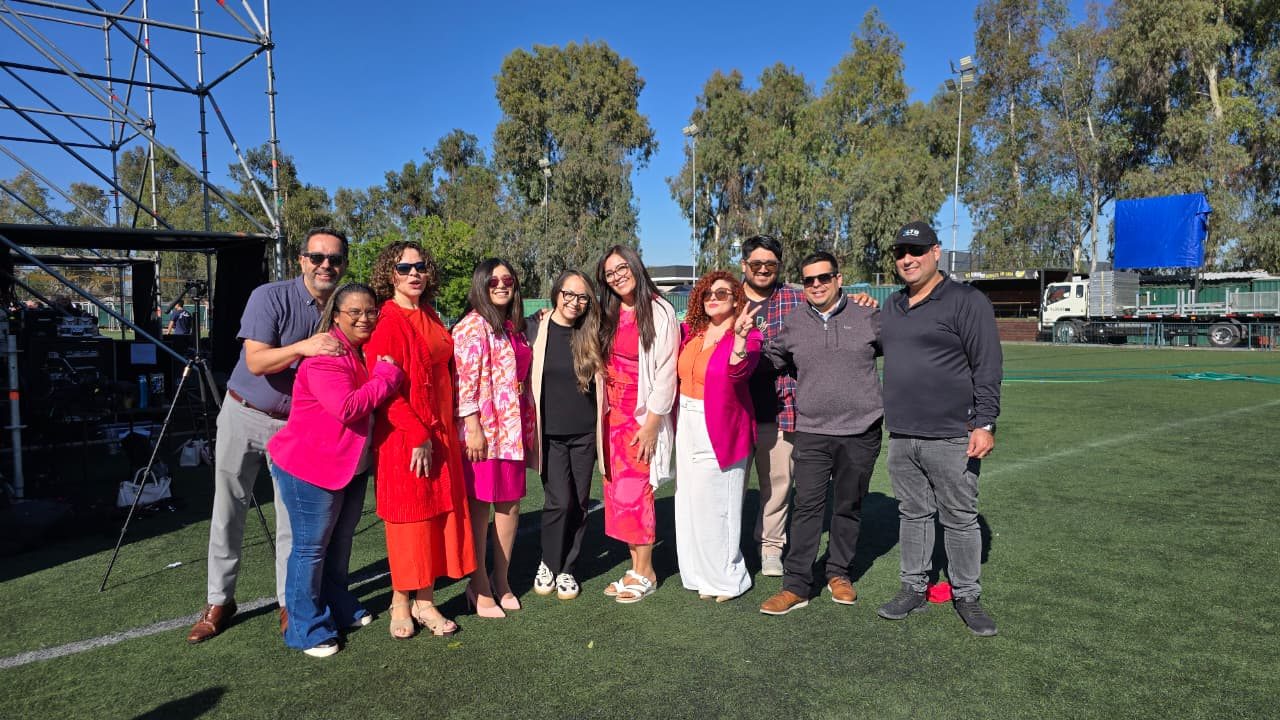 El cuarteto junto a todo el equipo en el estadio