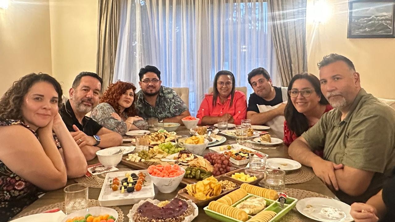 El equipo compartiendo una cena