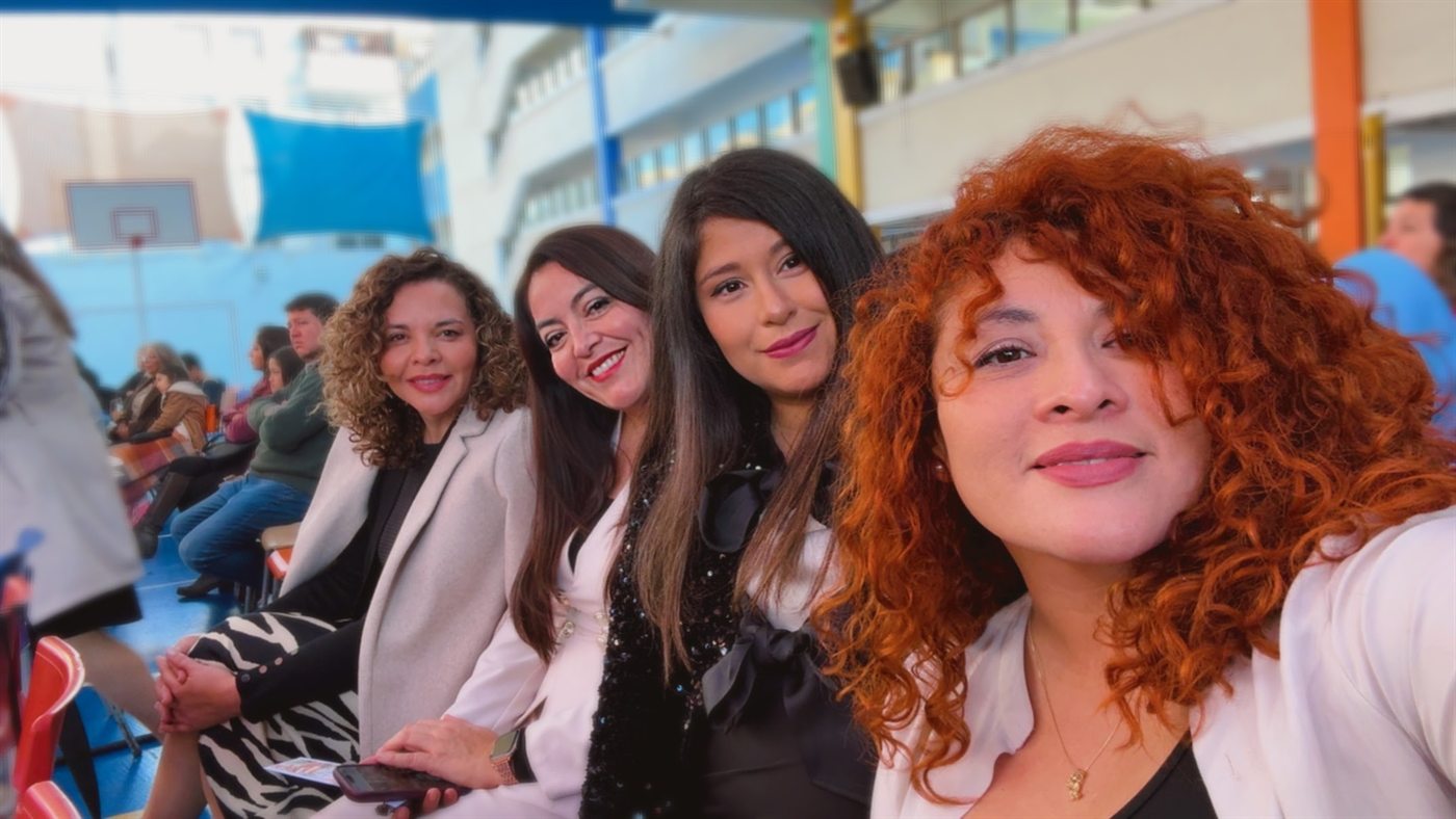 Las cuatro integrantes juntas en primera fila