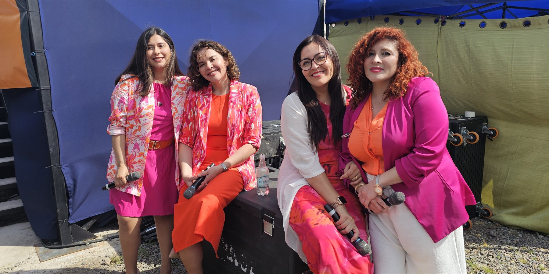 Las cuatro integrantes de Dúnamis juntas y sonriendo detrás del escenario