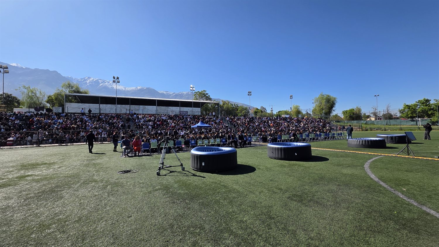Miles de personas reunidas en el estadio al aire libre