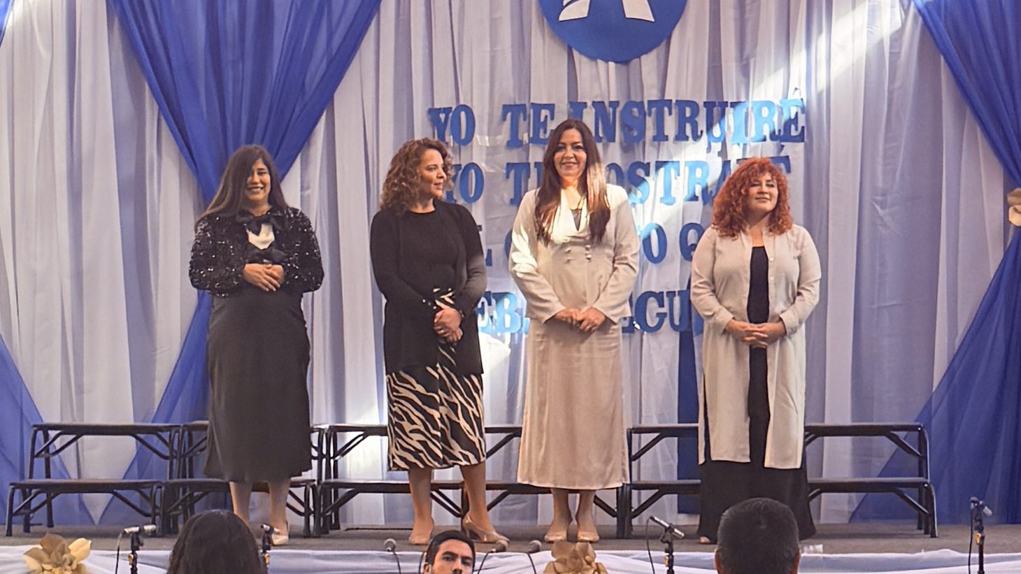 Las cuatro integrantes de Dúnamis sonriendo en el escenario