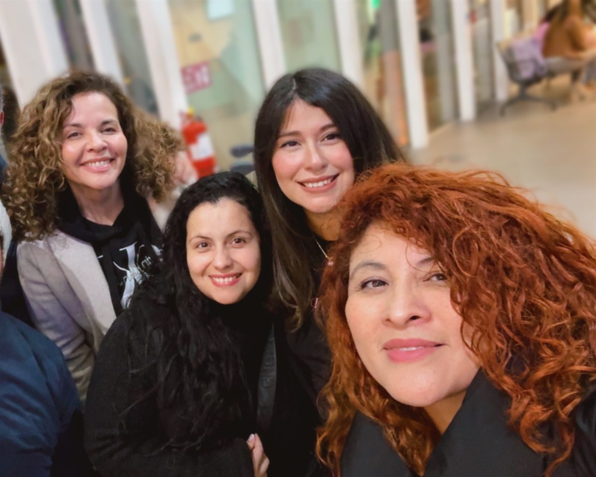 Selfie de las cuatro integrantes sonriendo en el aeropuerto